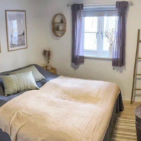 8 Person In Aakirkeby * Vester Somarken